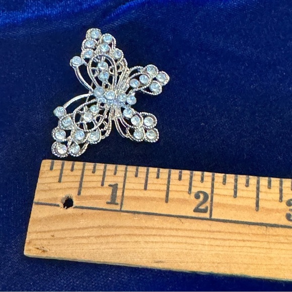 Vintage Gold Tone Butterfly With Clear Faceted Rhinestones Brooch Pin - Picture 6 of 6